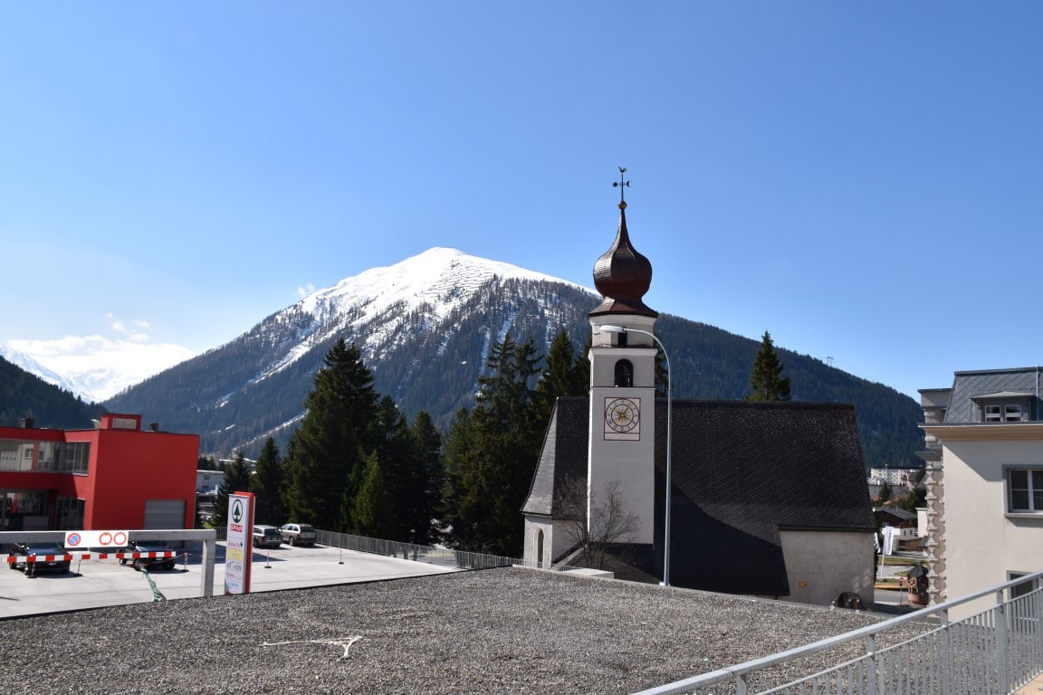 Blick von der Kirche Thodul im Dorf auf den Brämabuel